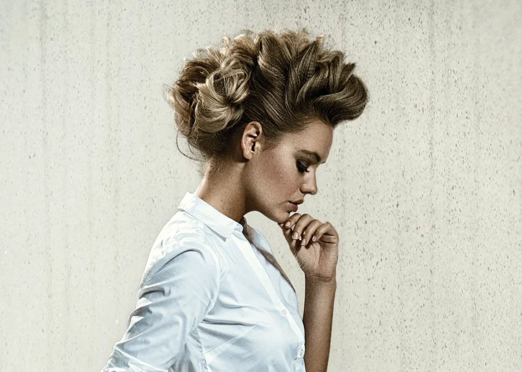 Chignon bohème réalisé en salon de coiffure