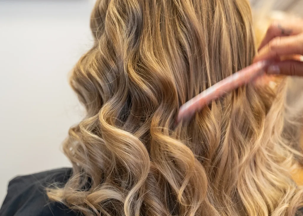 Technique de coiffage en salon de coiffure