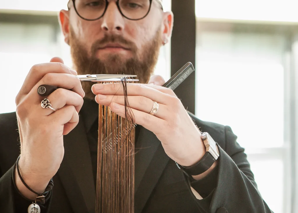 Coiffeuse utilisant du matériel ergonomique