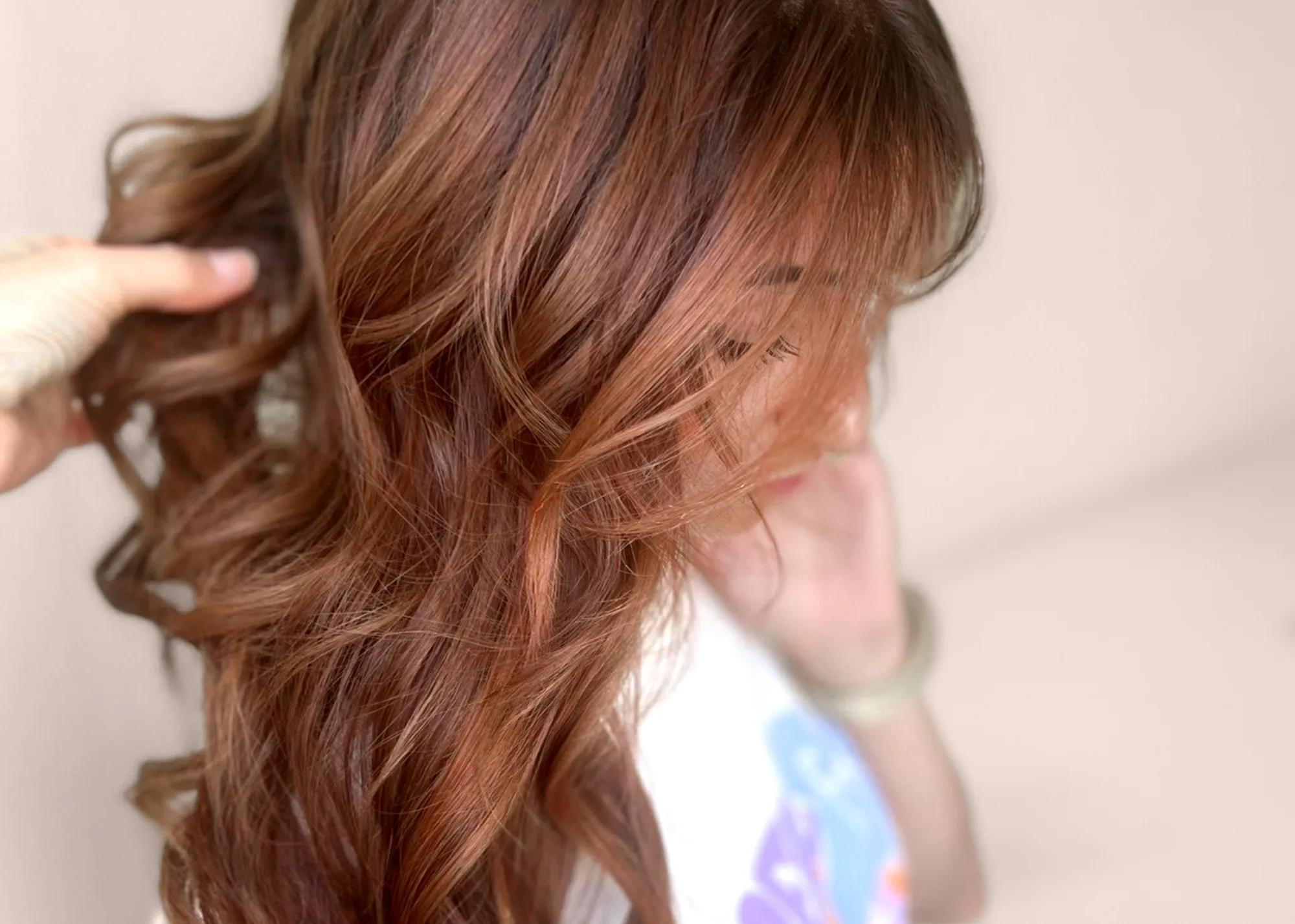Technique de patine gloss sur cheveux blonds